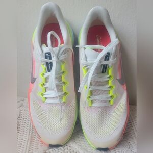 Nike Teenage Girls White and Pink Running Shoes Sz 7y